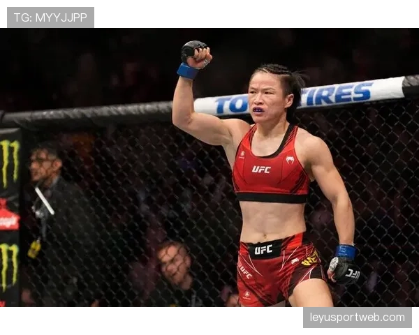UFC冠军张伟丽卫冕成功后，在八角笼内展示中国国旗